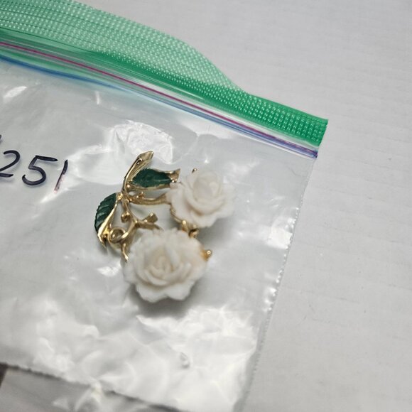 VINTAGE WHITE ROSE BROOCH WITH GOLD TONES - Picture 4 of 4